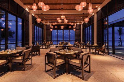 DINING EXPERIENCES